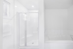 Shower, hair dryer, towels, soap - 5BR House for 10 Near Calgary's Top Attractions (Calgary)