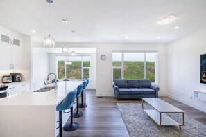 Interior - 5BR House for 10 Near Calgary's Top Attractions (Calgary)
