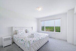 5 bedrooms, iron/ironing board, WiFi, bed sheets - 5BR House for 10 Near Calgary's Top Attractions (Calgary)