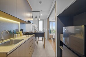 Departamento, 1 habitación, vista a la ciudad | Cocina privada | Refrigerador con congelador, microondas, parrilla de estufa y arrocera 