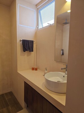 Dusche, HandtĂŒcher, Seife, Toilettenpapier
