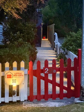 Property grounds - Little Red Gate Urban Retreat (Kingston)