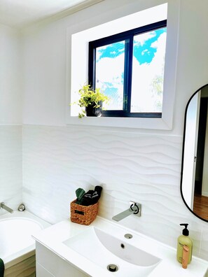 Een douche, een haardroger, handdoeken, zeep