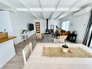 Smart TV, fireplace - Little Red Gate Urban Retreat (Kingston)