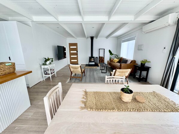 Smart TV, fireplace - Little Red Gate Urban Retreat (Kingston)