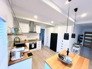 Frigorifero, microonde, forno, piano cottura