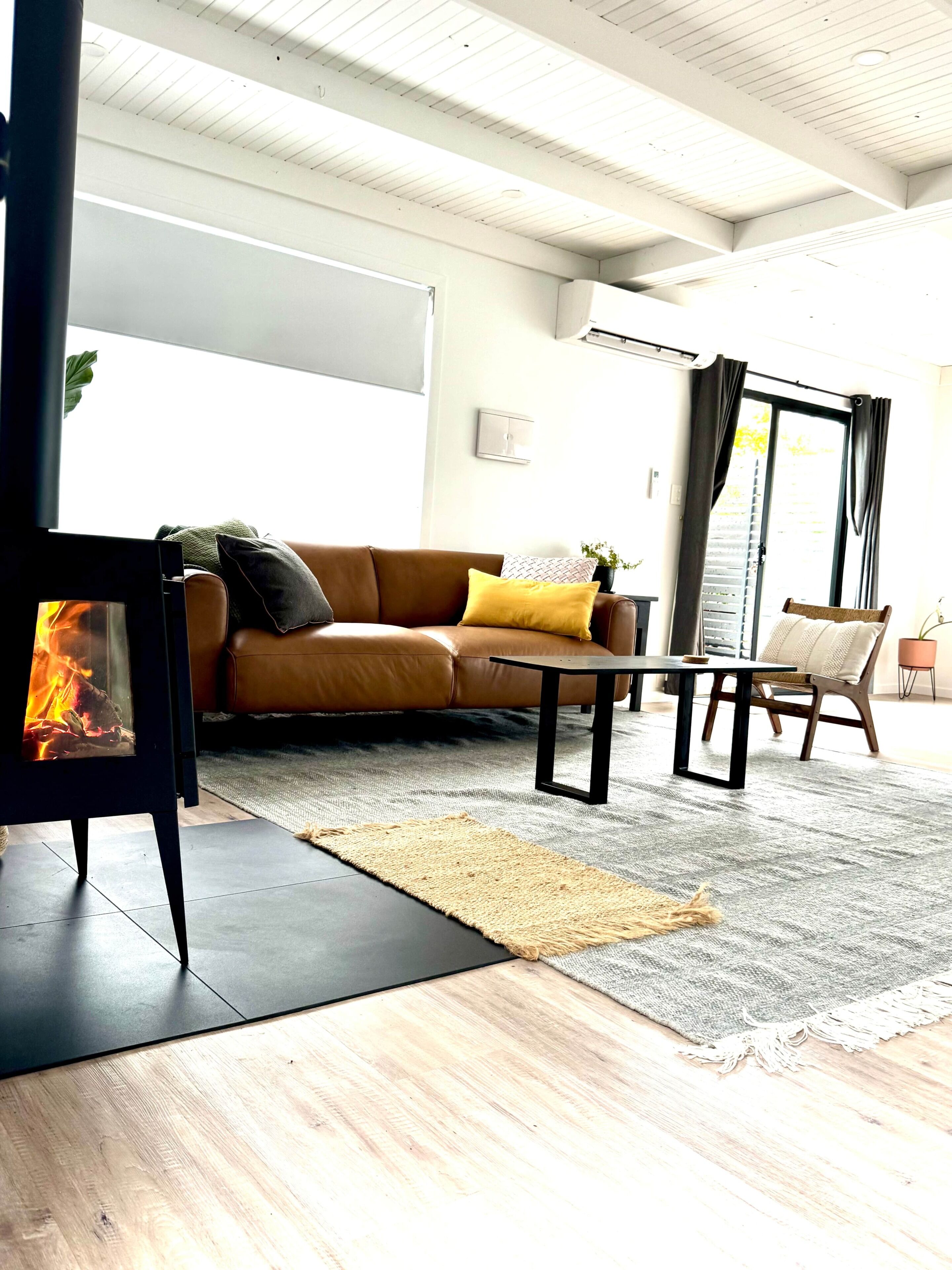 Smart TV y chimenea 