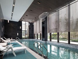 Una piscina techada, sillones reclinables de piscina