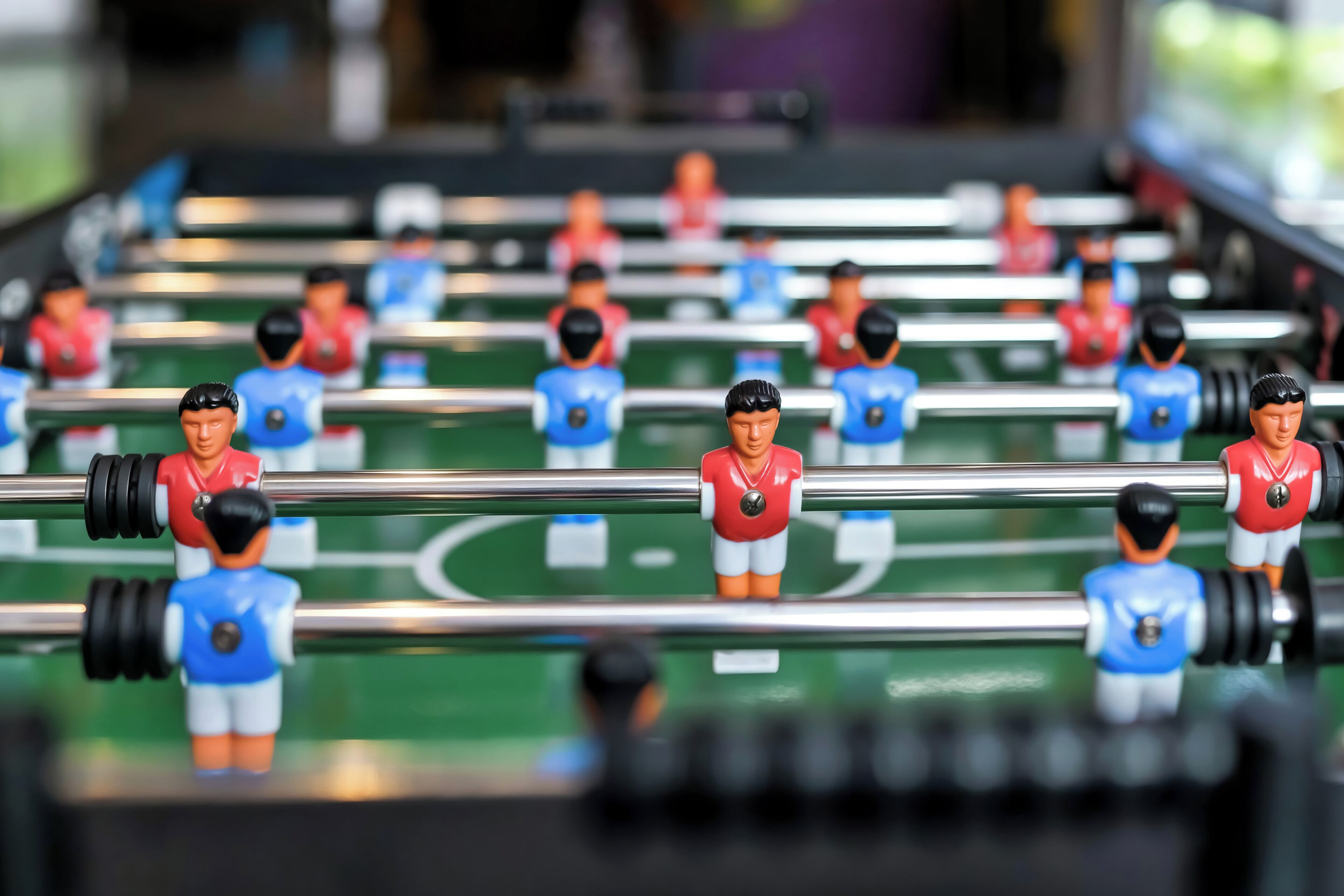 Un jeu de société qui se joue sur une table, avec des figurines miniatures et des tiges.