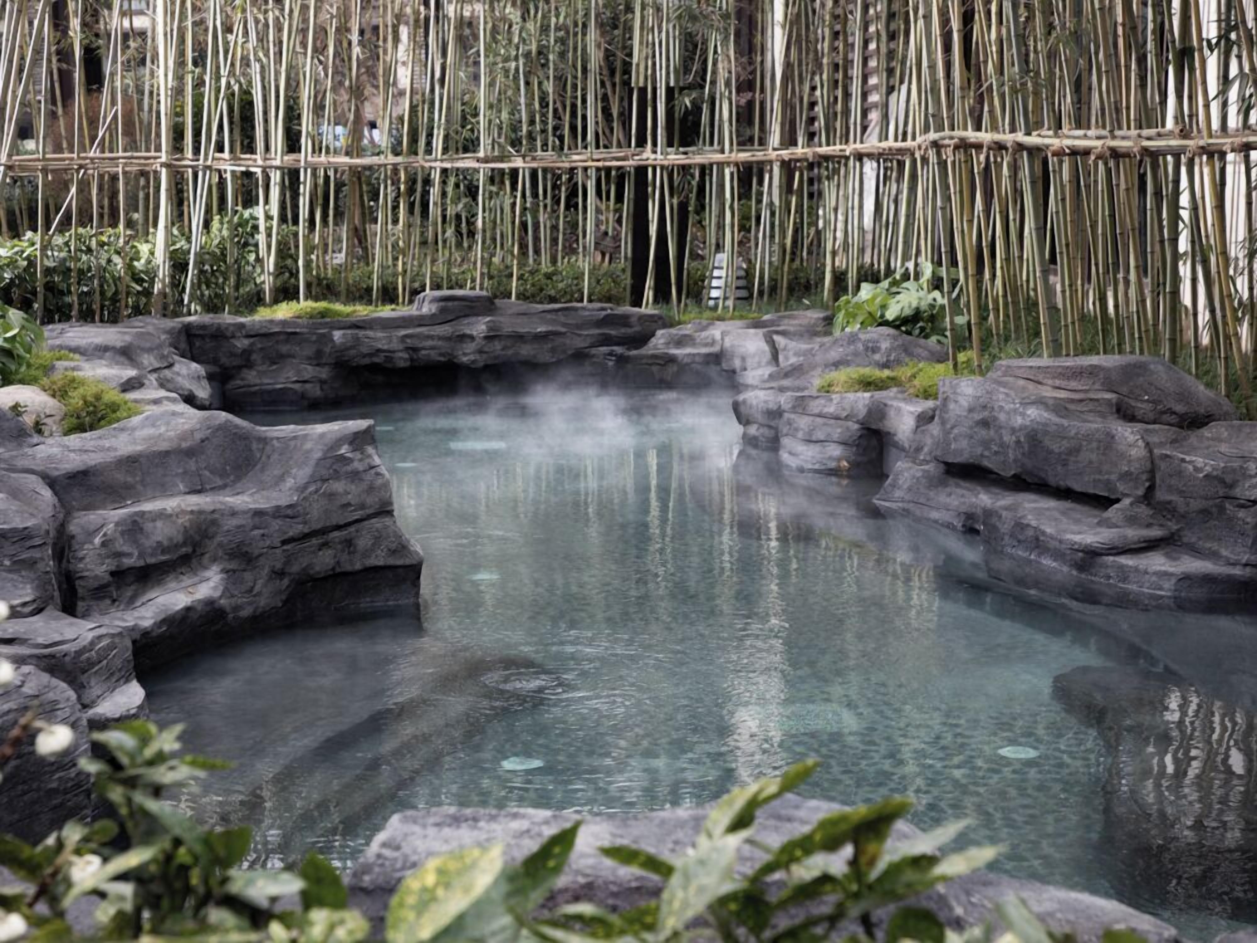 Una piscina techada, sillones reclinables de piscina