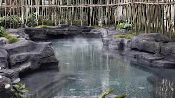 Una piscina techada, sillones reclinables de piscina