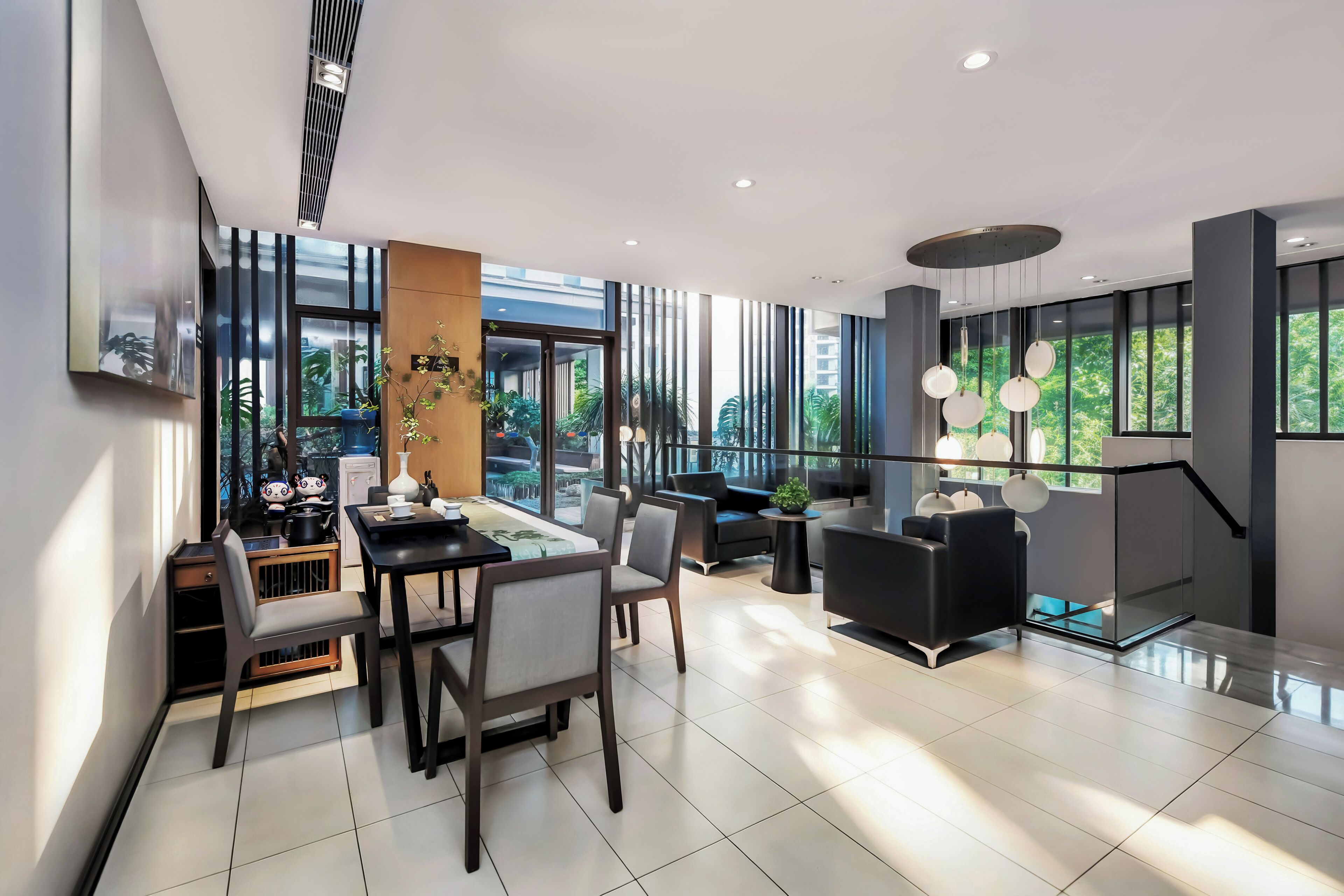 Un interior moderno con comedor, asientos y grandes ventanales que ofrecen vistas.
