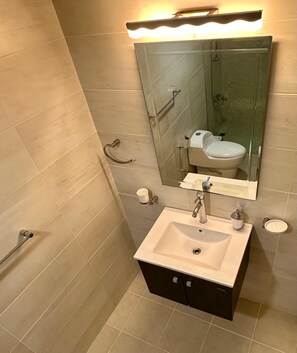 Dusche, Handtücher, Seife, Toilettenpapier