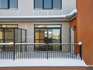 Property grounds - Luxury 3BR in Belmont with Private Garage + Sleep 6 (Calgary)