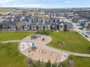 Exterior - Luxury 3BR in Belmont with Private Garage + Sleep 6 (Calgary)