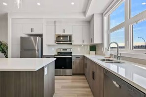 Private kitchen - Luxury 3BR in Belmont with Private Garage + Sleep 6 (Calgary)