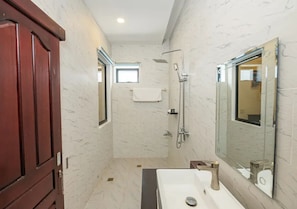 Shower, hair dryer, towels, soap - Sreng Angkor Hotel (Siem Reap)