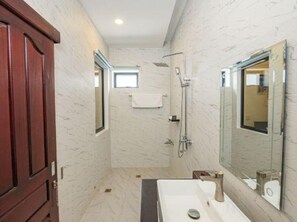 Bad | Dusj, hårføner, håndklær og såpe