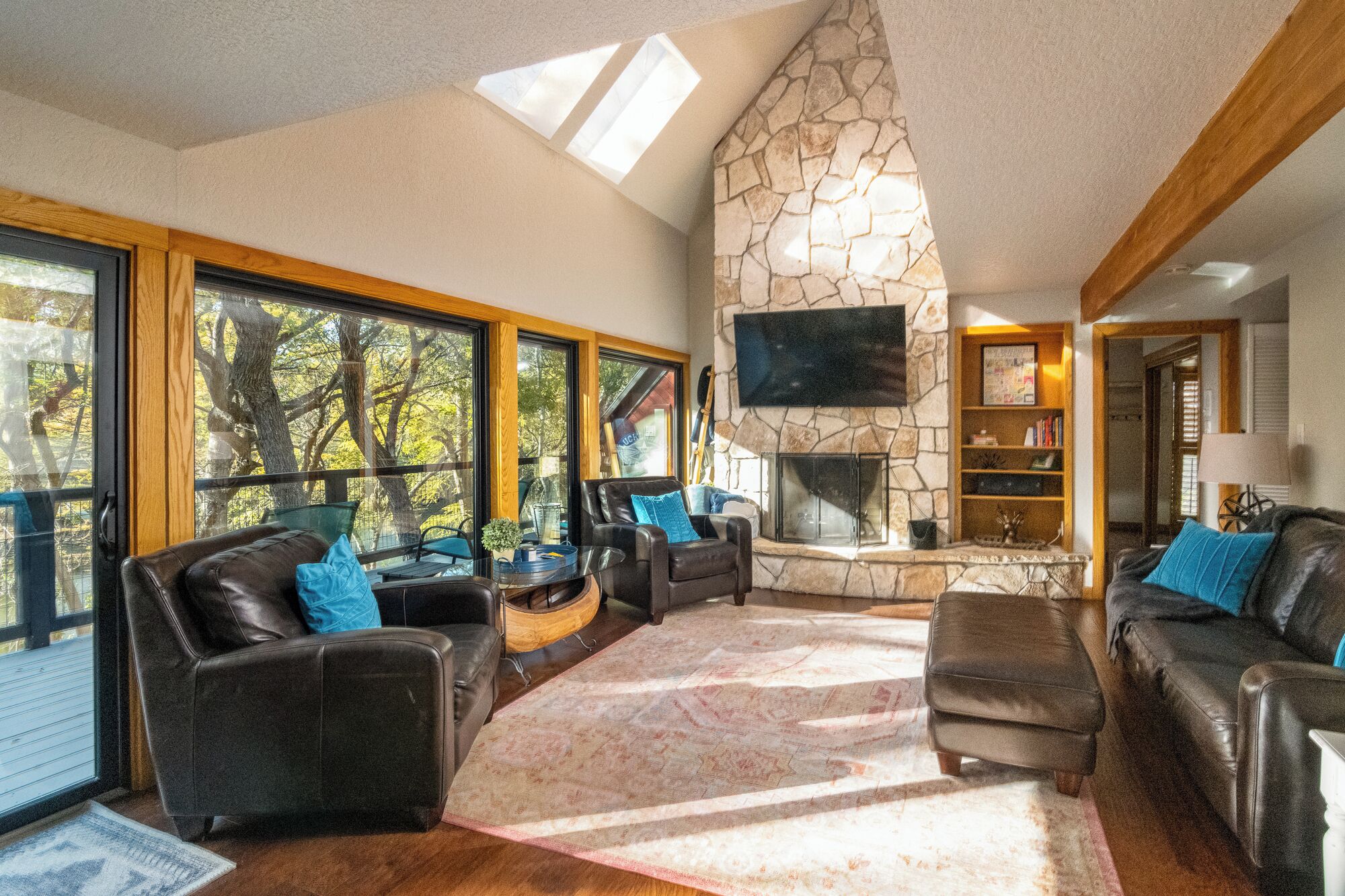 Una Smart TV, una mesa de tenis de mesa