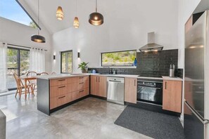 فرن، غلّاية كهربائية، مستلزمات طهي/أطباق/أوعية، مناشف ورقية