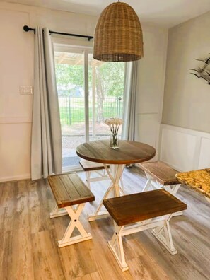 Dining - Birdie Bungalow is a charming home on the 13th hole of the golf course. (Conroe)