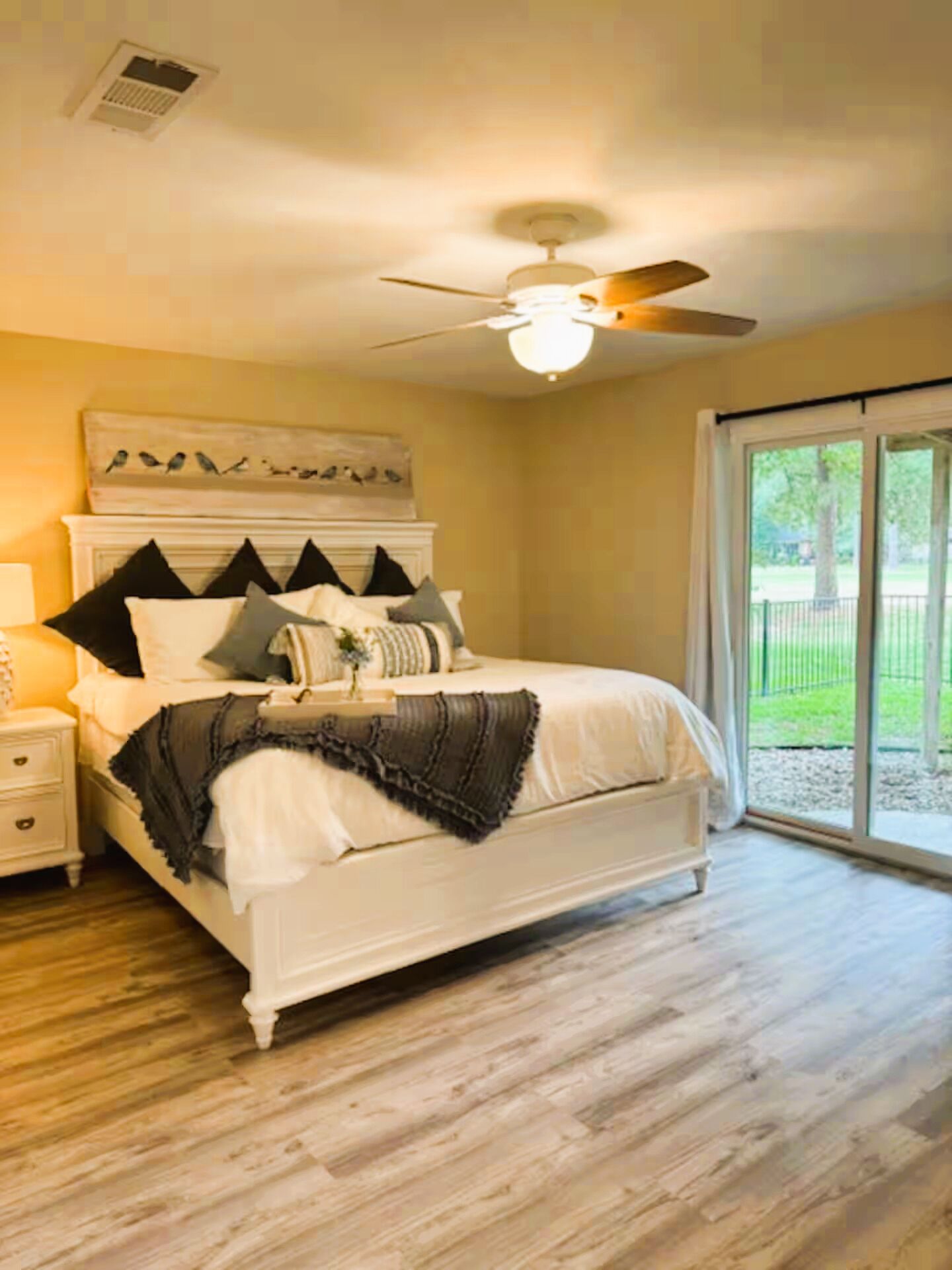 3 bedrooms, internet, bed sheets