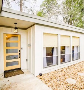 Exterior detail - Birdie Bungalow is a charming home on the 13th hole of the golf course. (Conroe)