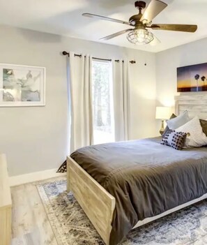 3 bedrooms, Internet, bed sheets - Birdie Bungalow is a charming home on the 13th hole of the golf course. (Conroe)