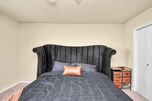 1 bedroom, free WiFi, bed sheets, wheelchair access - Houston Galleria Suite
Modern Rental 5 mins from the Galleria Mall (Houston)
