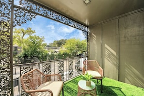Terrace/patio - Houston Galleria Suite
Modern Rental 5 mins from the Galleria Mall (Houston)