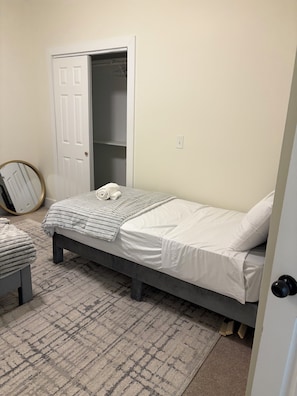 2 bedrooms, internet, bed sheets