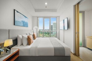 Escritorio y espacio para trabajar con laptop 