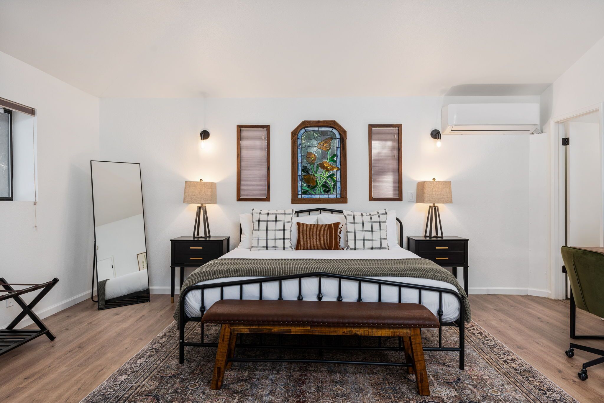 4 bedrooms, iron/ironing board, internet, bed sheets