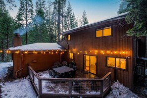 Outdoor dining - Spacious Yosemite Cabin - Projector - King Beds +EV-L2 (Oakhurst)