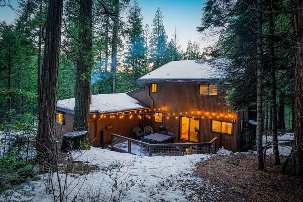Exterior - Spacious Yosemite Cabin - Projector - King Beds +EV-L2 (Oakhurst)