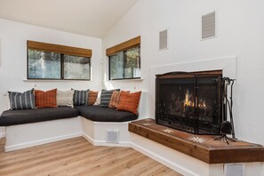 Interior - Spacious Yosemite Cabin - Projector - King Beds +EV-L2 (Oakhurst)