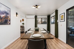 Dining - Spacious Yosemite Cabin - Projector - King Beds +EV-L2 (Oakhurst)