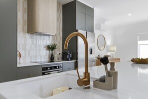 Fridge, microwave, oven, stovetop - Par Dunes Retreat - Quiet Coastal Luxury Escape in Port Hughes (Port Hughes)