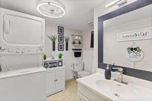 Shower, hair dryer, bidet, towels - Casa Tranquila Heated Pool • Pergola • Spa Shower Retreat (Venice)