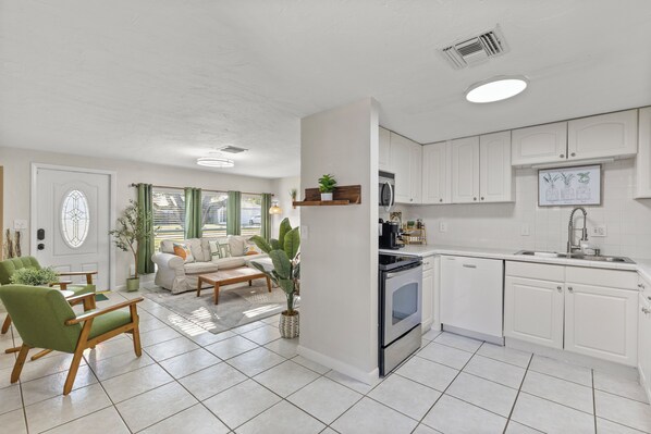 Een koelkast, een magnetron, een oven, een kookplaat