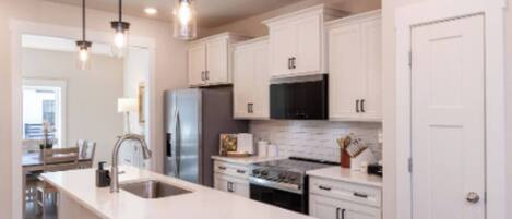 冷蔵庫、電子レンジ、オーブン、コンロ