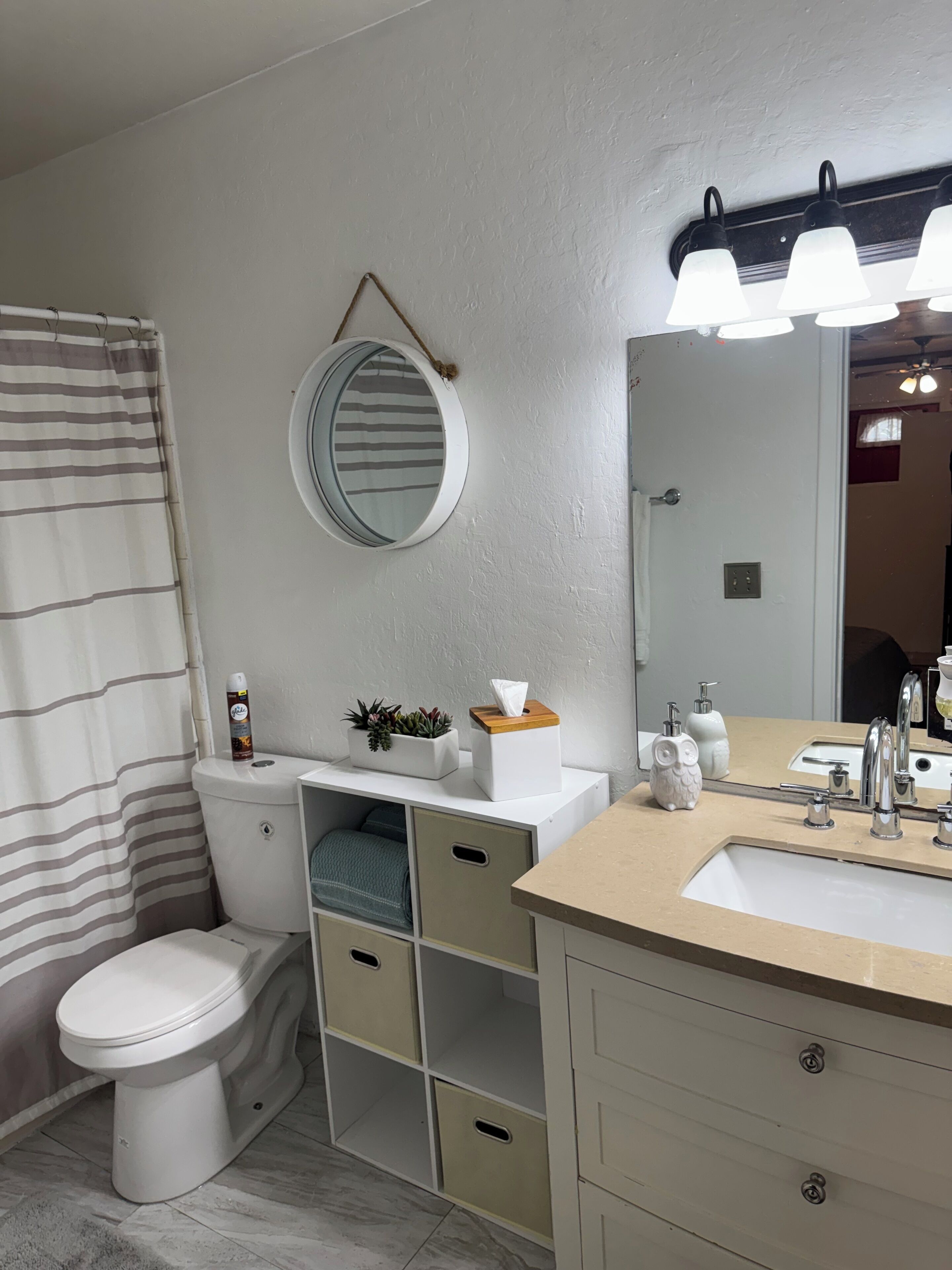 Haartrockner, Handtücher, Seife, Toilettenpapier