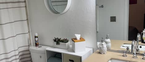Séchoir à cheveux, serviettes fournies, savon, papier de toilette