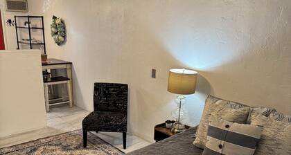 Marvelous studio with AC in vibrant Tempe neighborhood