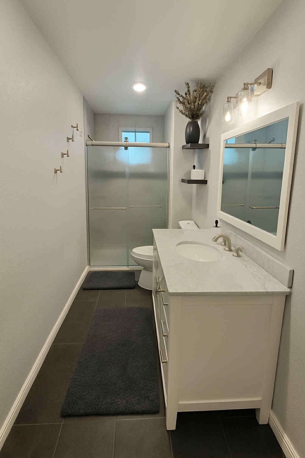 Dusj, håndklær, såpe og toalettpapir