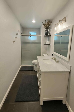 Dusche, Handtücher, Seife, Toilettenpapier