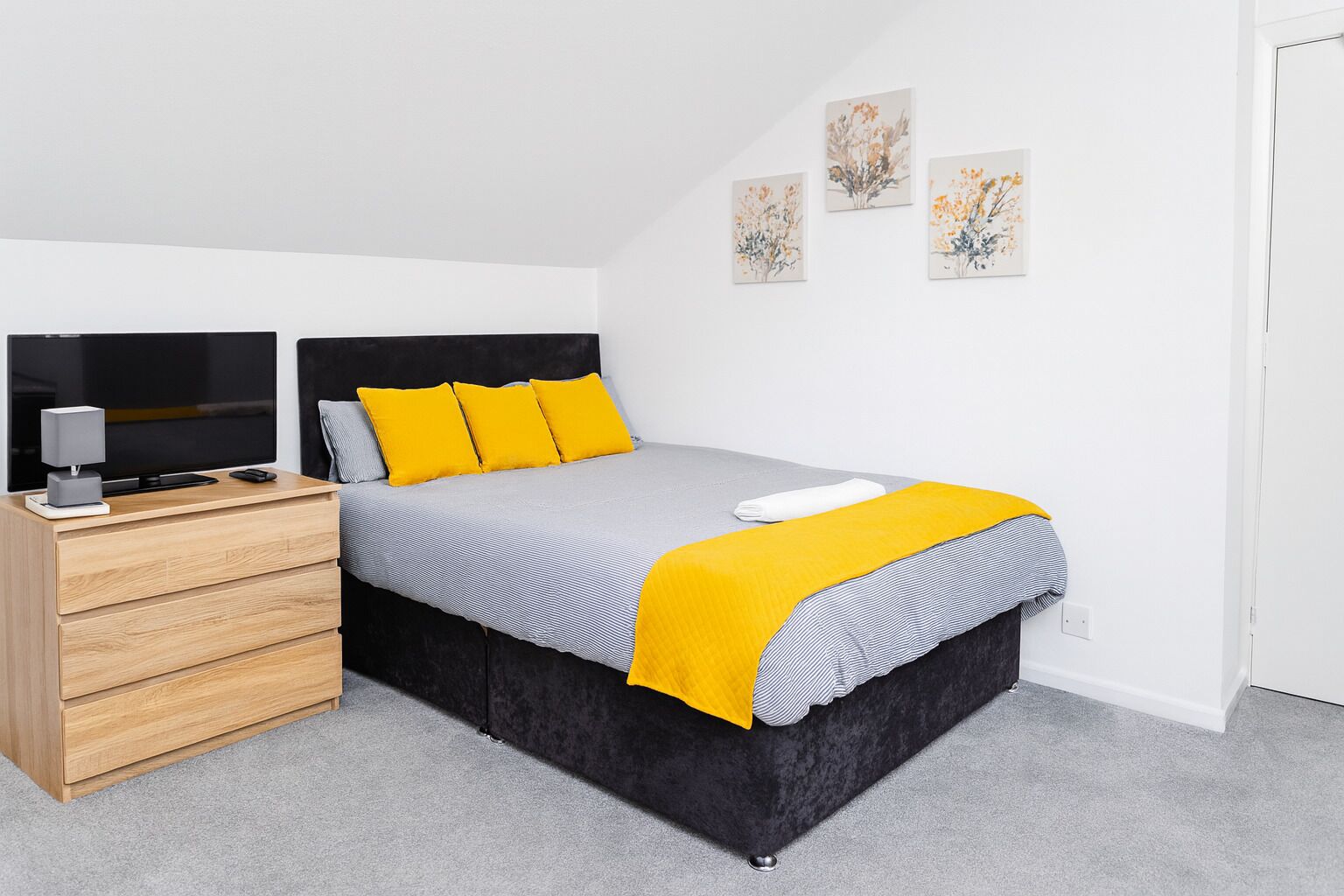 3 bedrooms, desk, iron/ironing board, travel crib