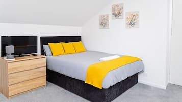 3 bedrooms, desk, iron/ironing board, travel crib