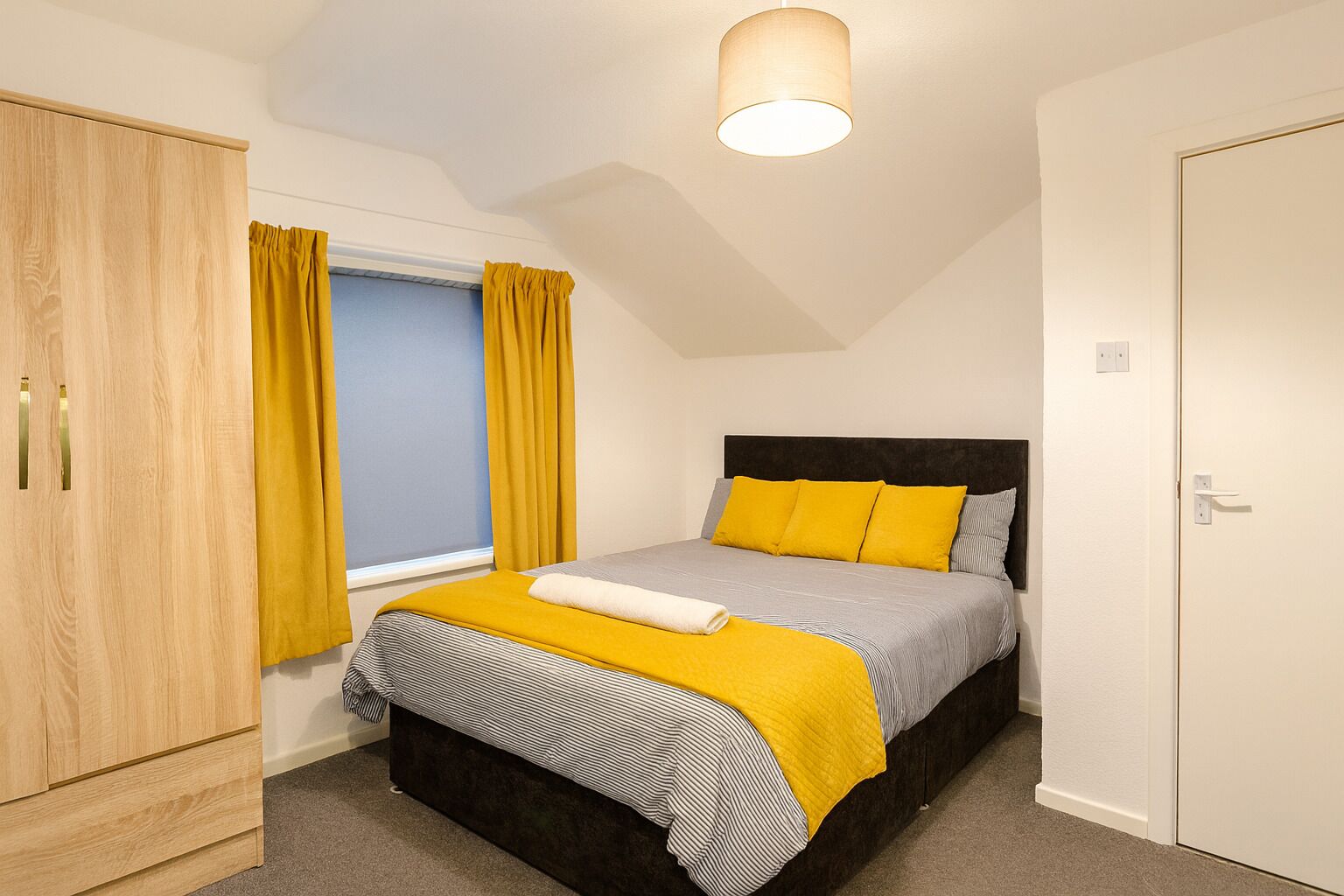 3 bedrooms, desk, iron/ironing board, travel crib