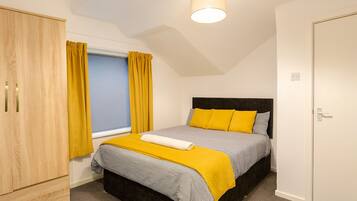 3 bedrooms, desk, iron/ironing board, travel crib